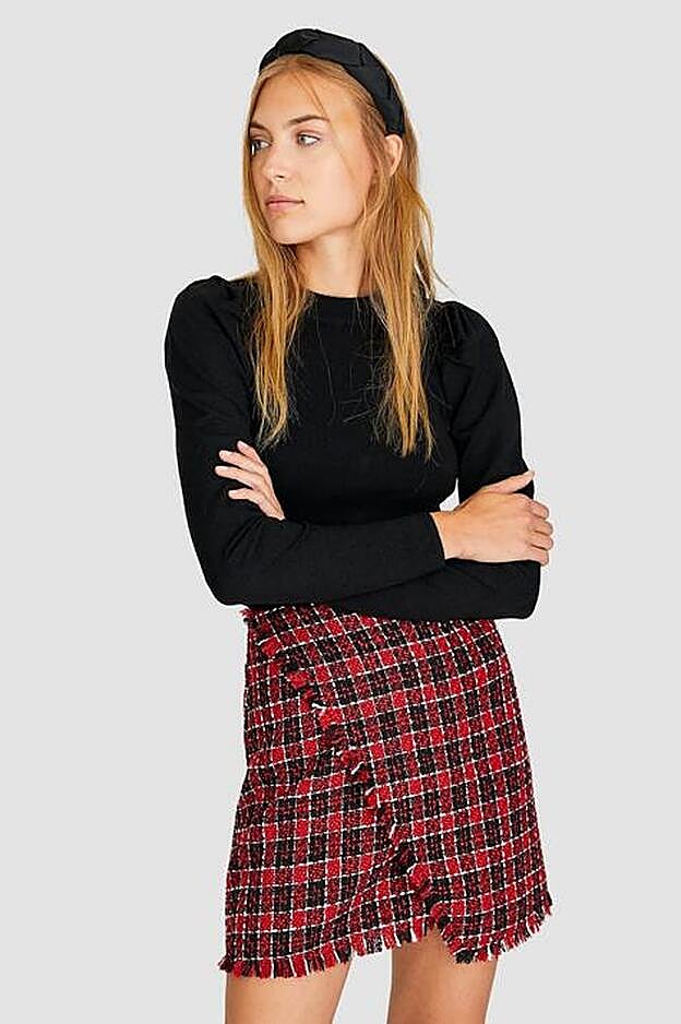 En Stradivarius puedes eocntrar una falda de tweed muy similar a la que ha llevado Rosanna Zanetti.