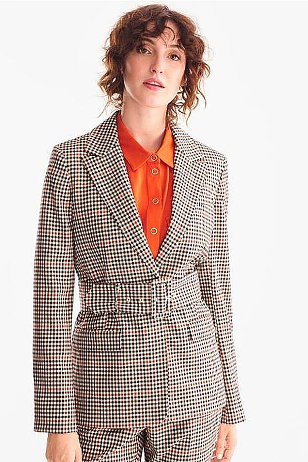 Con cinturón a juego y diseño entallado. Americana de C&A (49,90 euros).