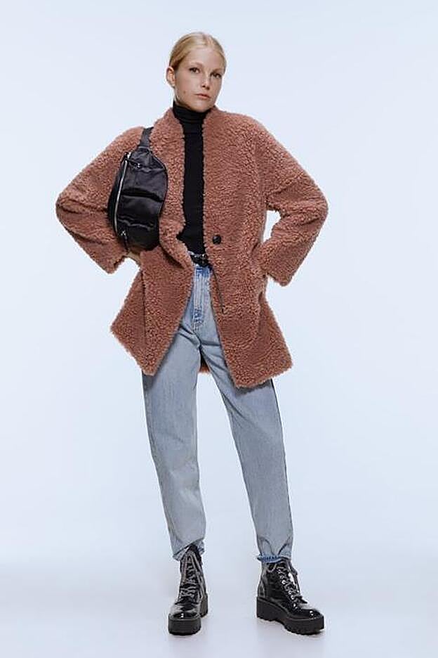 Abrigo de borreguillo rosa de Zara (19,99 euros).