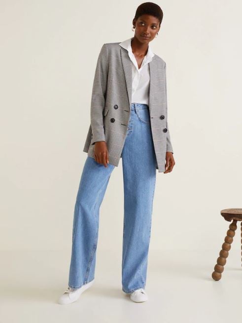 ¿Un vaquero que alargue las piernas? El de corte wideleg estiliza la figura al máximo y pega con todo. (22,99 euros).