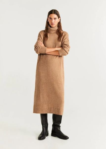 Vestido de punto con cuello vuelto de Mango. Perfecto para combatir el frío este invierno. (29,99 euros).