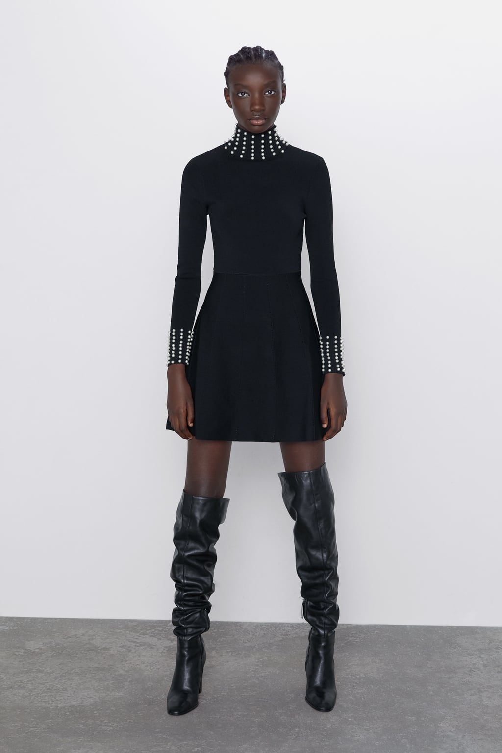 Vestido tipo skater de punto con perlas en el cuello y en las mangas. ¿Puede haber algo más original? (39,95 euros).