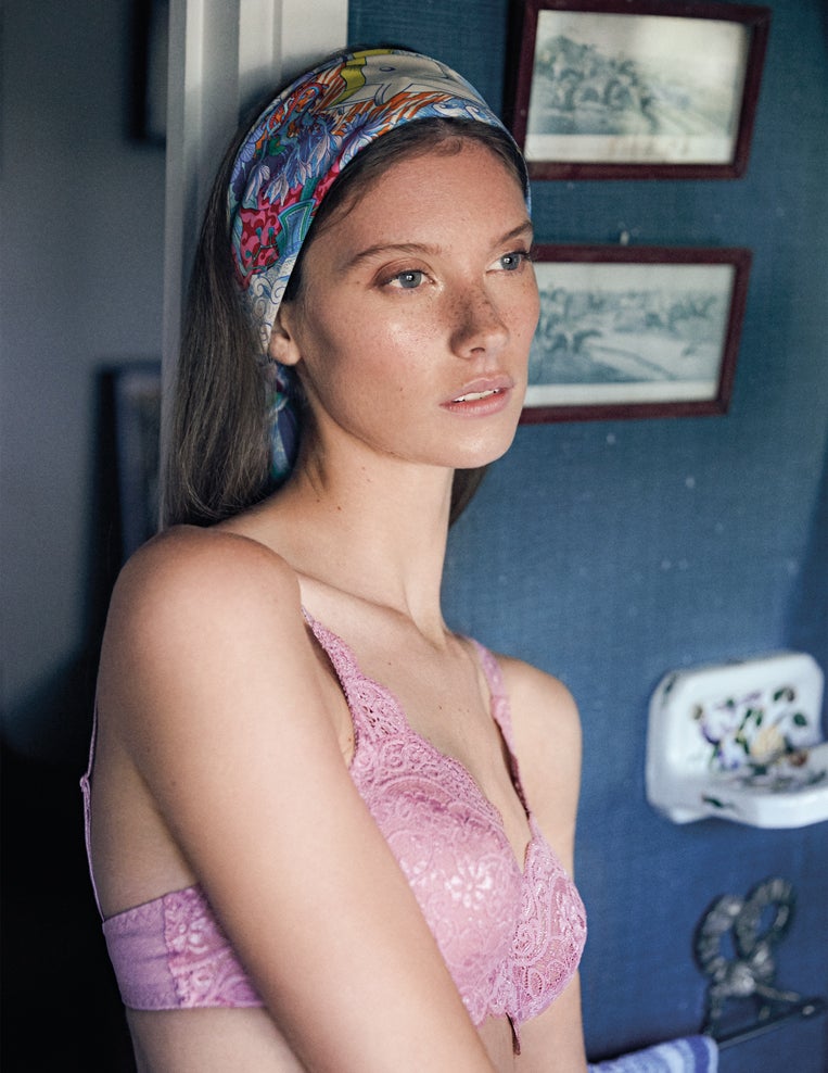 Sujetador de Triumph y pañuelo de Hermès.