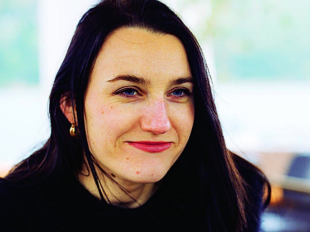 Corina Nika, más conocida como Cocorrina, es una artista multidiciplinar griega que se inspira en la naturaleza, las puestas de sol, la Luna...