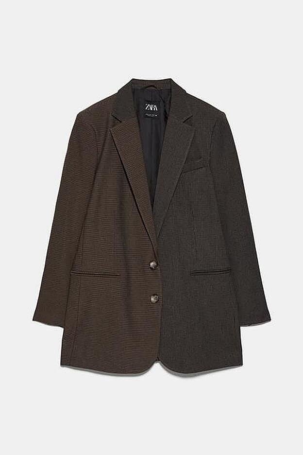 La diferencia de tonos de la blazer se aprecia mejor en la web de la firma.