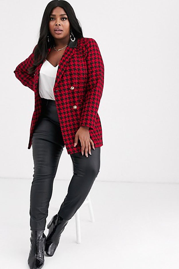 Americana roja con el estampado de máxima tendencia: pata de gallo.