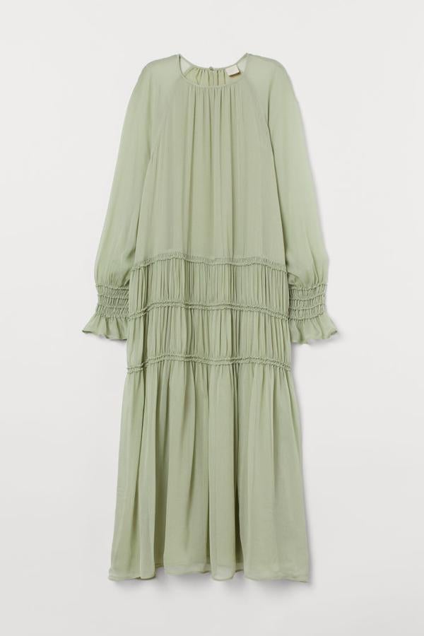 Vestido midi en gasa vaporosa de crepé de viscosa color verde menta (49,99 euros).Lleva una costura fruncida en la cadera y falda con vuelo, elástico y ribetes pespunteados. Las mangas raglán largas van adornadas con elástico, ribetes pespunteados y volante en los puños.