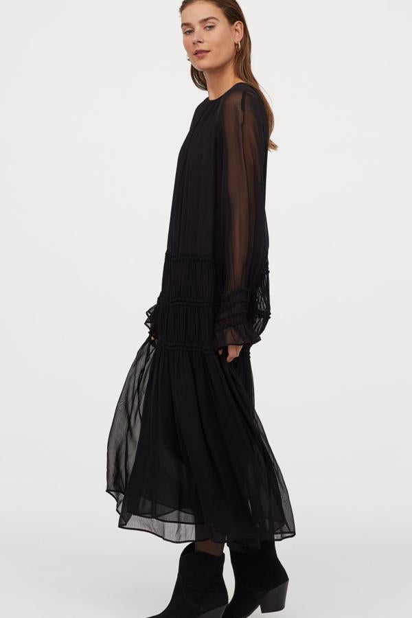 El mismo vestido con un tejido de crepé de gasa, pero en color negro.