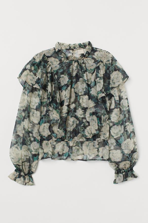 Fantástica blusa en tejido vaporoso y sofisticado estampado floral, que lo mismo compone un look de fiesta que eleva unos vaqueros (34,99 euros). Lleva un pequeño cuello de volantes, la manga con volantes anchos delante que se prolongan por hombros y espalda y costura elástica fina en cintura y puños.