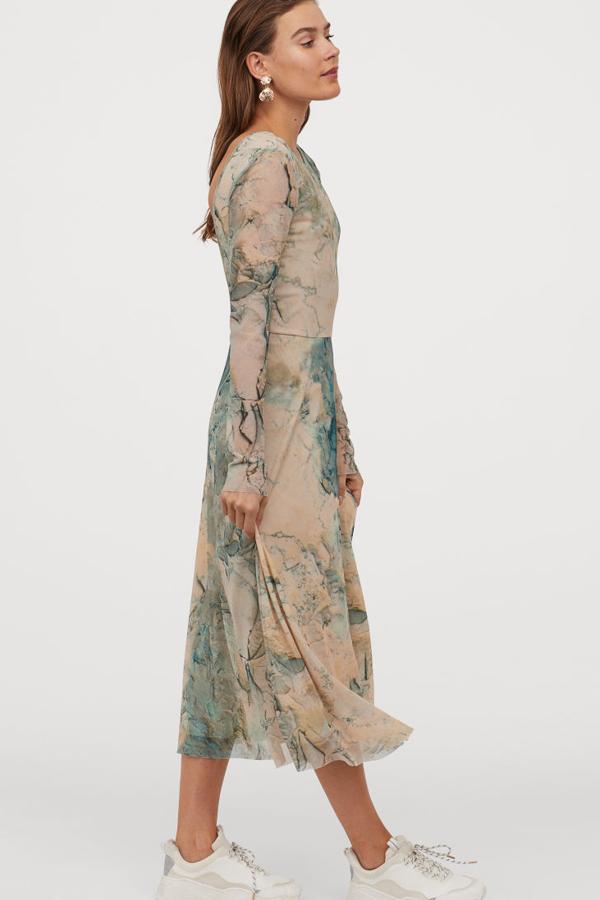 Vestido midi de malla, con la espalda escotada (34,99 euros). Lleva una costura en la cintura y la falda con ligero vuelo. Lo puños y los bajos van sin rematar y lleva un forro de punto.