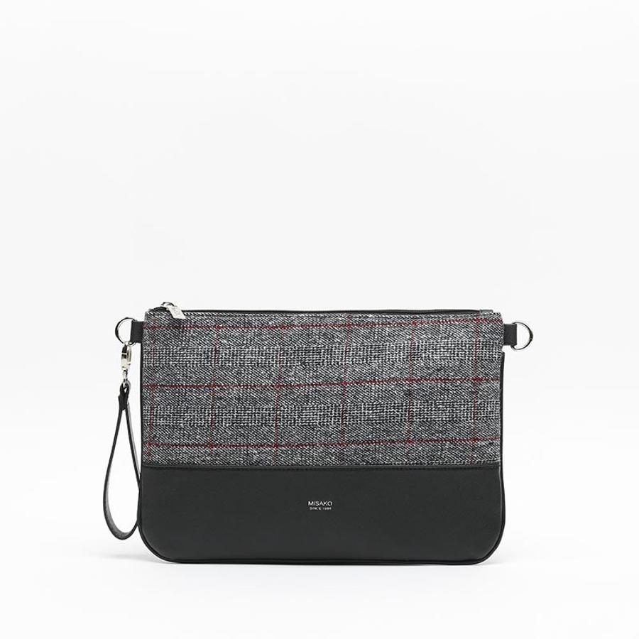 Dos texturas y diseño de cuadros para este bolso de mano de Misako que se apunta a una de las tendencias del otoño con mucha elegancia. Cuesta 17,99 euros y su lado más largo mide 33 centímetros.
