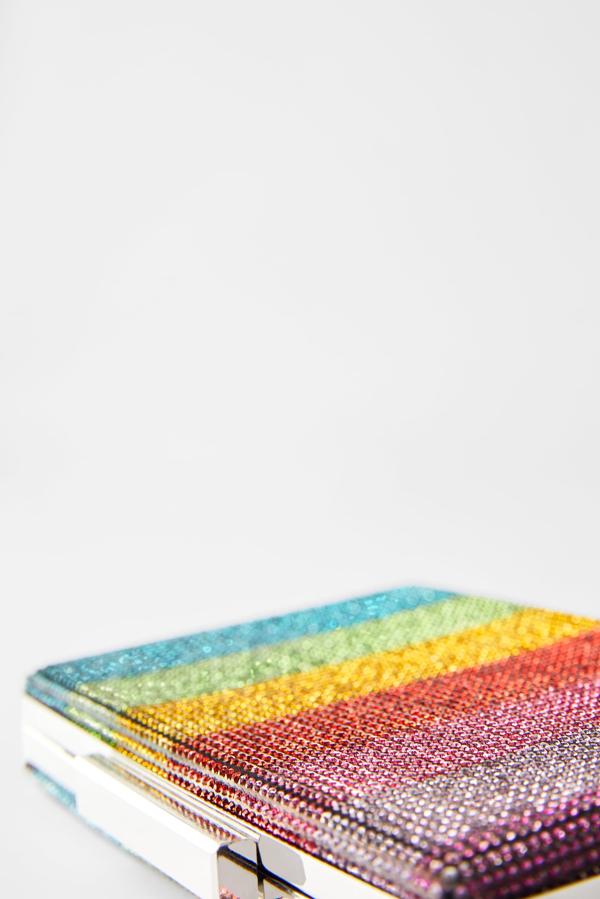 En formato caja y con diseño multicolor, esta propuesta de Zara cuesta 29,95 euros y puede convertirse en bandolera gracias a un asa de hombro en cadena. Con interior forrado en negro, se cierra con una pieza metálica.