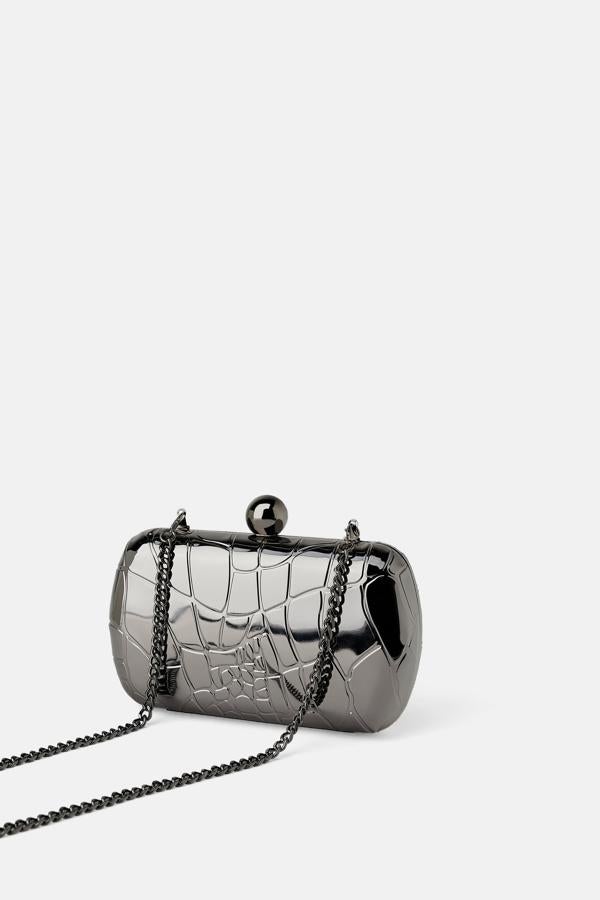 Otra de las propuestas de Zara es este bolso de mano color plata con detalle de grabado animal que también puede servir de bandolera. Cuesta 29,95 euros y tiene un precioso cierre con forma de bola.