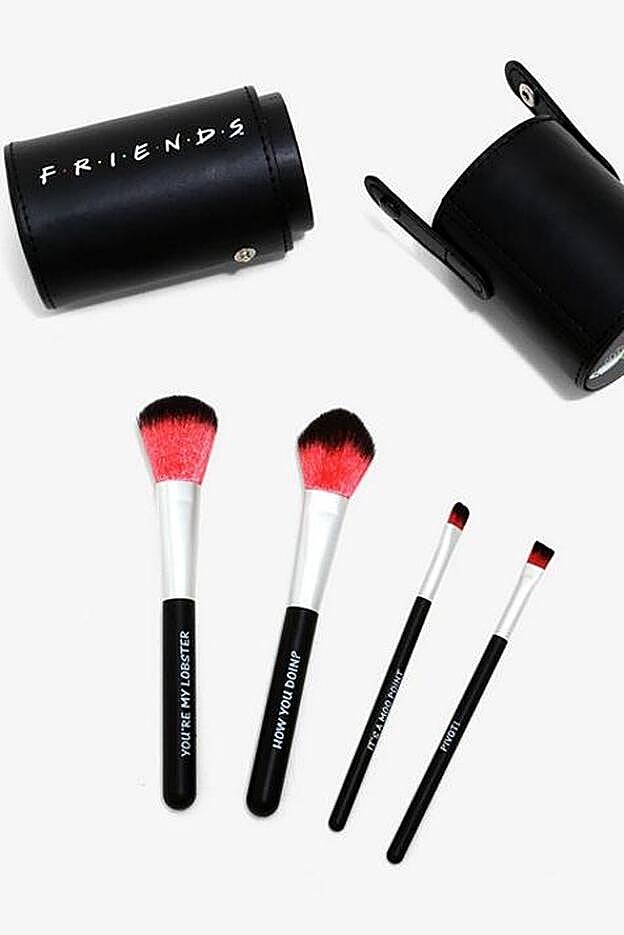 Al igual que los colores de la paleta, en la sbrochas también se incluyen frases populares de la serie.