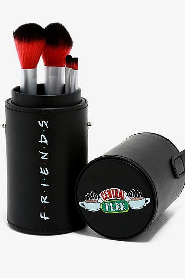 El contenedor cilíndrico de brochas con motivos de la serie.