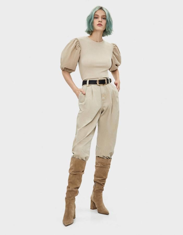 En el low cost han tomado nota de lo que se lleva en la calle y ya empezamos a ver esta fórmula en sus propuestas on line. Esta es de Bershka con pantalones slouchy. ¿Si o no?