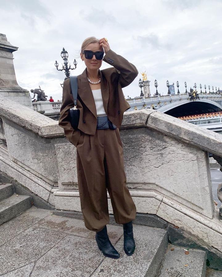 Las influencers también se apuntan a la tendencia. @annaaborisovna lo ha hecho, además, con  uno de los trajes más originales de Zara .