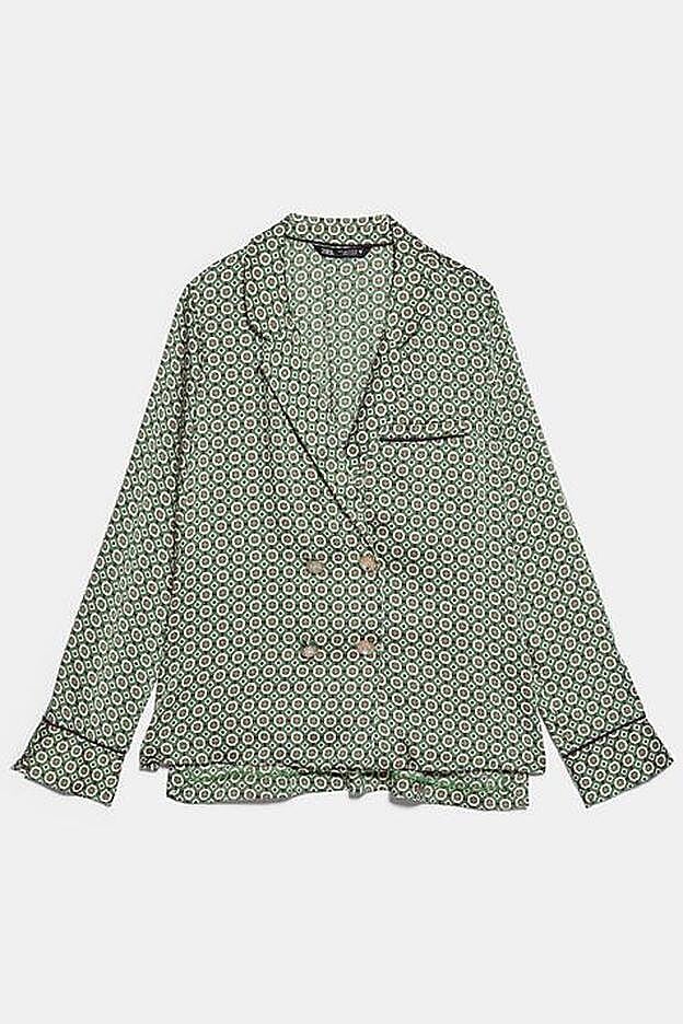 Otra camisa pijamera estampada, esta vez en verde y marrón.