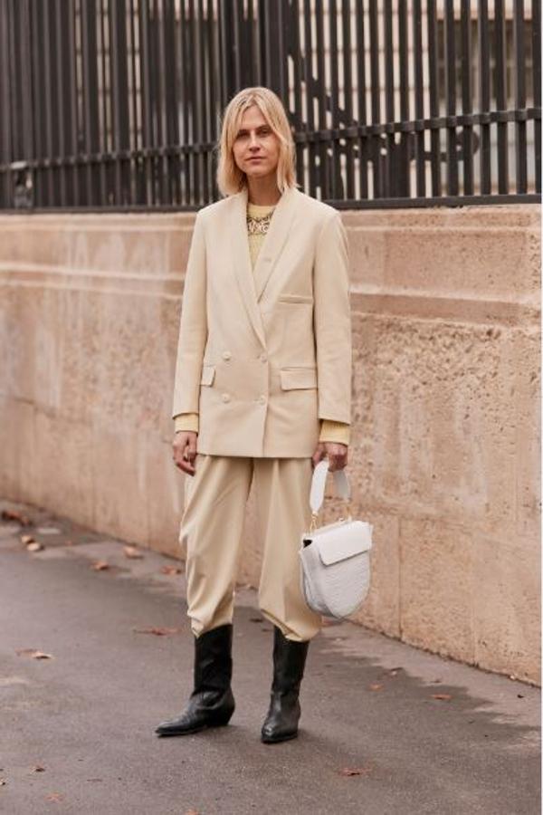 Con unas botas cowboy nos gusta todavía más. Si además creas un contraste en beige y negro así de bonito, mejor.