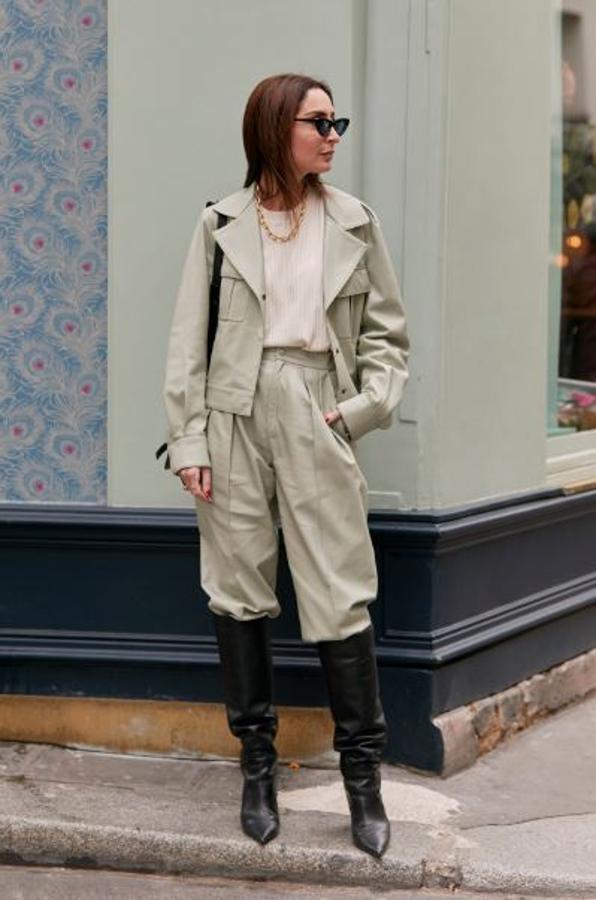 Si quieres la versión informal del look, apuesta por prendas más amplias o de estilo militar. Y unas botas clásicas de piel negra sin más complicaciones.