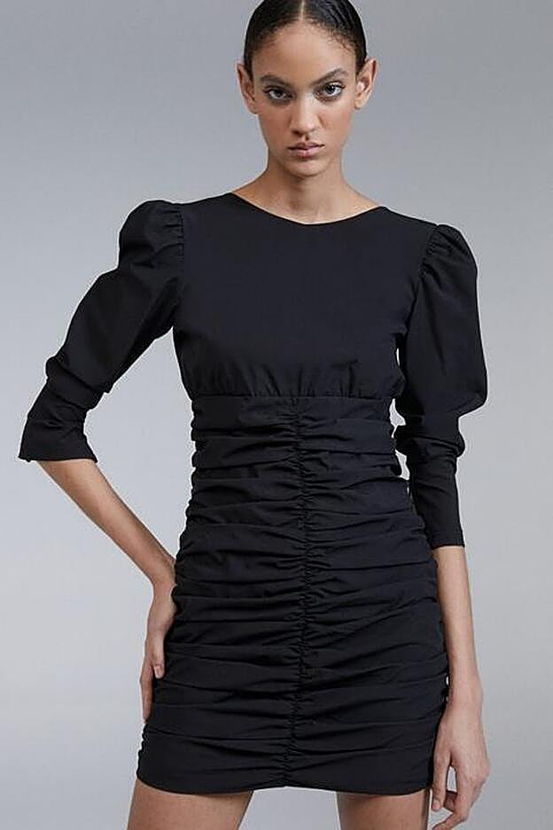 Vestido negro de Sfera (39,99 euros).