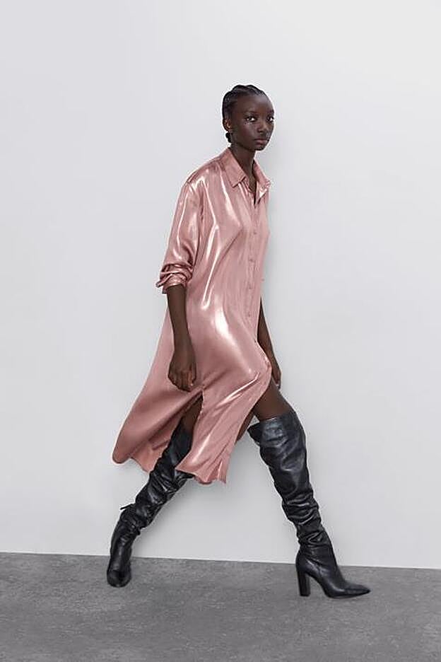 Vestido camisero en rosa metalizado, de Zara (39,95 euros).