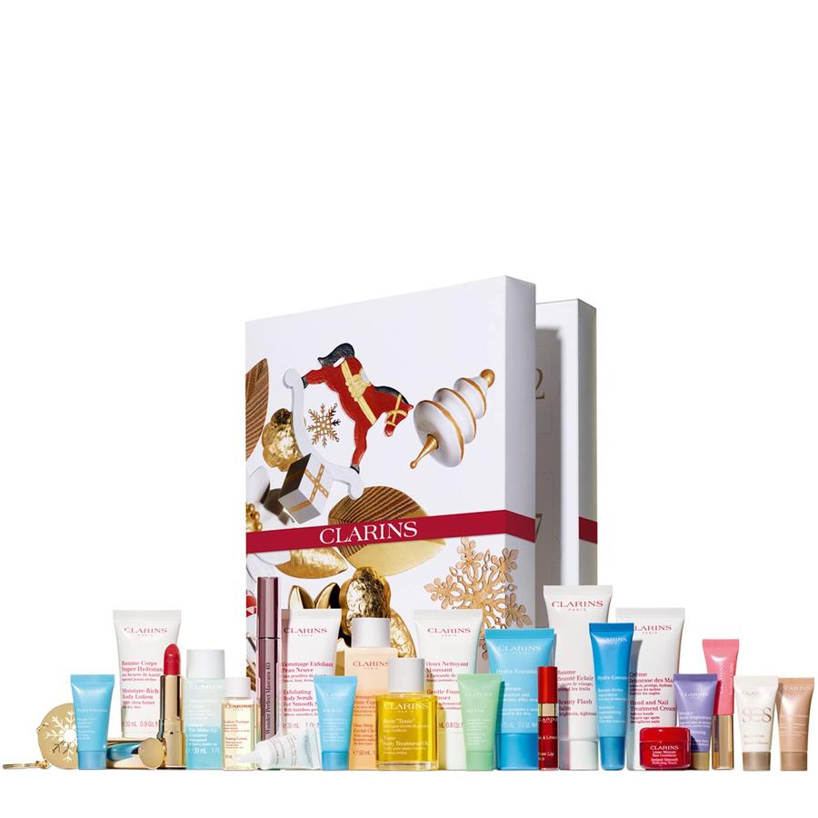 Clarins es otra de las firmas de belleza que ofrecen a sus clientas este producto navideño que cada año es más fácil de encontrar. En el caso de la firma francesa podemos encontrar 24 productos con algunos de sus grandes éxitos en formato muestra o viaje. Las 8 versiones más grandes, de 30 mililitros, incluyen la espuma limpiadora o el bálsamo superhidratante para el cuerpo. Cuesta 120 euros, 96 para las habituales de la web.