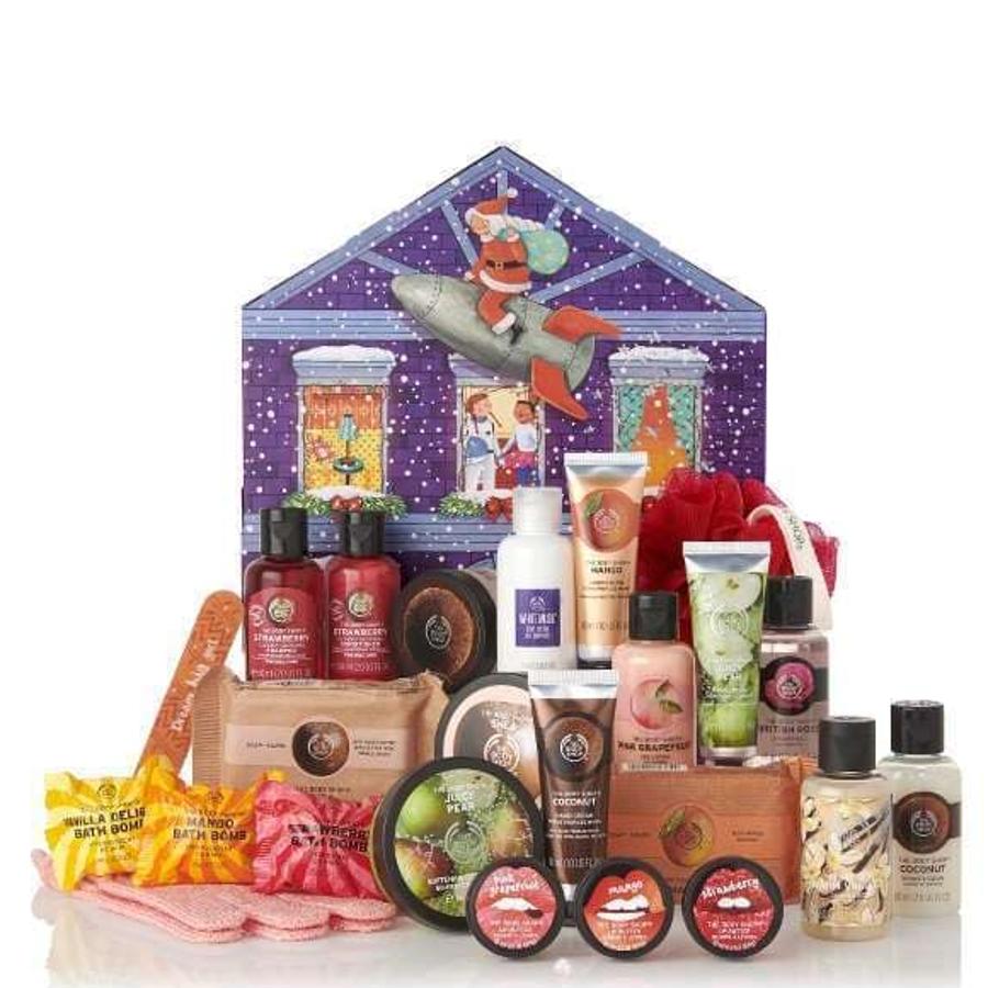 El formato más asequible de Bodyshop es este calendario de Adviento de 24 productos con un contenido valorado en 96 euros y que cuesta 50. Se ha agotado ya, pero no perdemos la esperanza de que apuntándonos en la lista de espera podamos hacernos con esta variedad de productos de cuidado corporal y baño que además de bombas de baño y lociones corporales, incluye limas de uñas y una esponja.