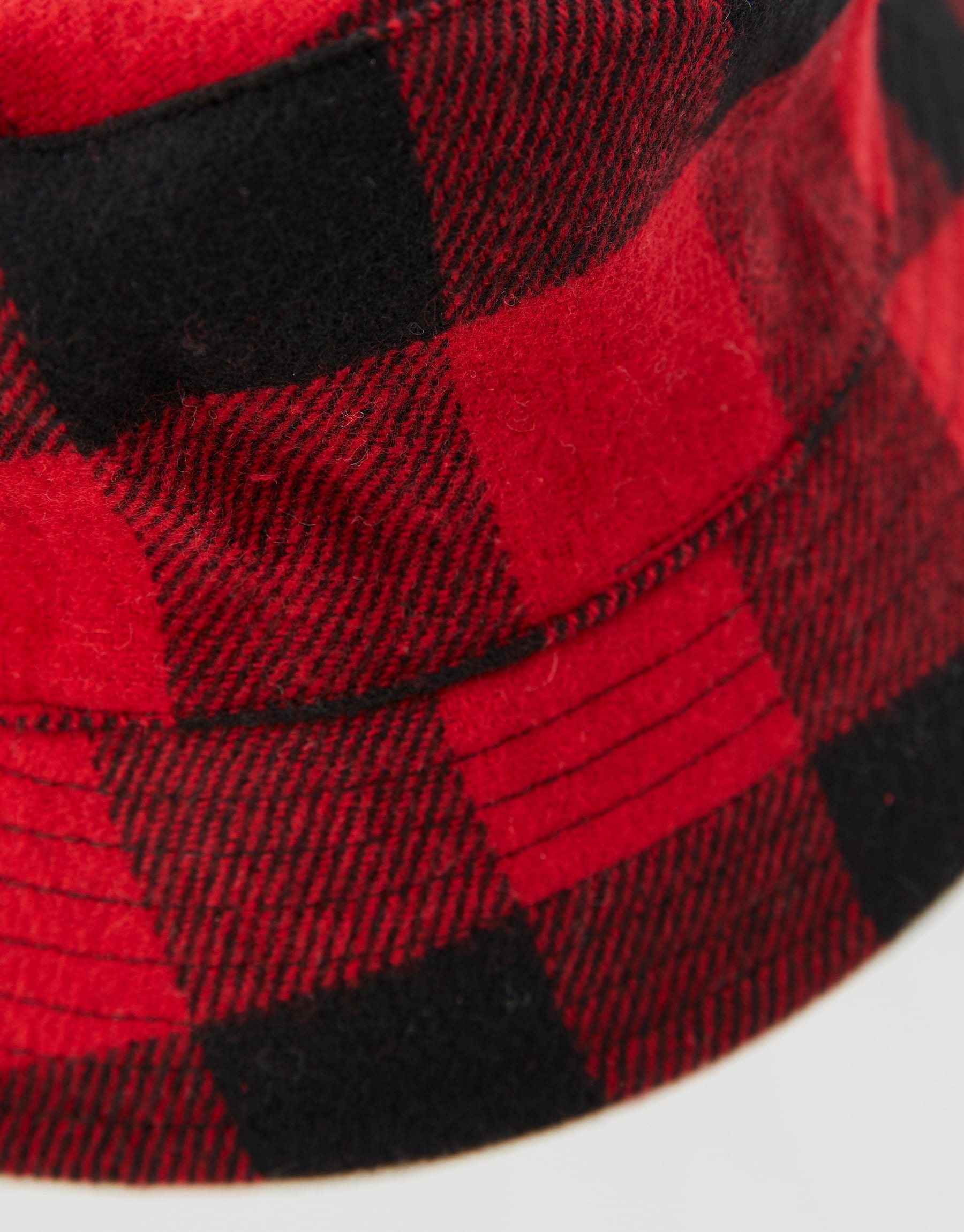 Esta selección de gorros bucket no estaría completa sin un diseño de cuadros y este de color rojo y negro lo podemos encontrar en Pull&Bear. Cuesta 9,99 euros.