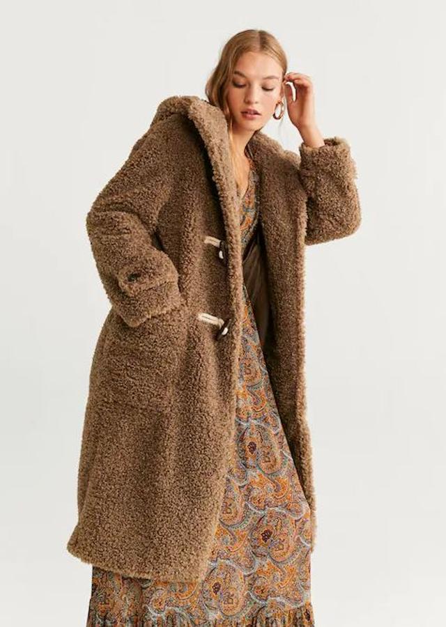 Puede que el de Mango sea uno de los más originales d ela temporada. Largo, con capucha y con unos botones como los de las trencas. Absolutamente ideal (99,99 euros).