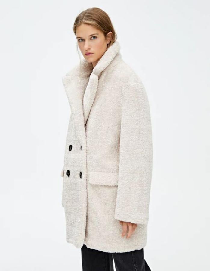 Desde Pull&Bear nos proponen este modelo similar pero en blanco hielo. Este tono qued ideal con vaqueros (49,99 euros). También  lo tienen en negro .