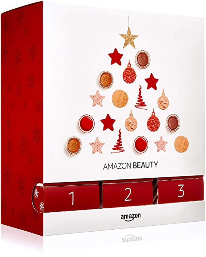 La línea de productos beauty de Amazon lanza la segunda edición de su propio calendario de Adviento beauty. Veinticuatro cajitas con productos y muestras de lujo de las marcas favoritas de la línea. Valorado en 208 euros, cuesta 69 euros y según la descripción en la web, incluye un limpiador exfoliante facial Luna Play mini de Foreo y una ampolla de sérum de ácido hialurónico de laCabine, entre otros productos.