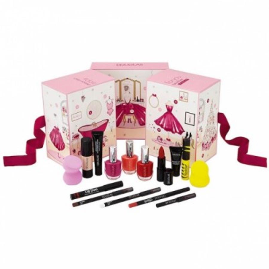 Otra de las cadenas de cosméticos que han lanzado calendarios de Adviento para todos los bolsillos es Douglas. Esta versión de 24,95 euros puede ser una caja rosa o verde compuesta por otras cajas, en las que encontraremos los productos beauty de la propia compañía. Abundan las versiones mini y las muestras, pero no faltan los esmaltes de uñas en tamaño normal