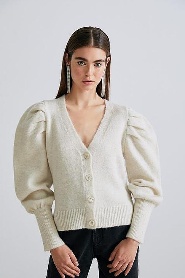 Chaqueta de punto con las mangas abullonadas, de Stradivarius.