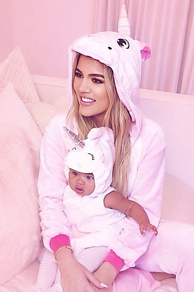 Khloe Kardashian en su cama favorita: la de su hija True.