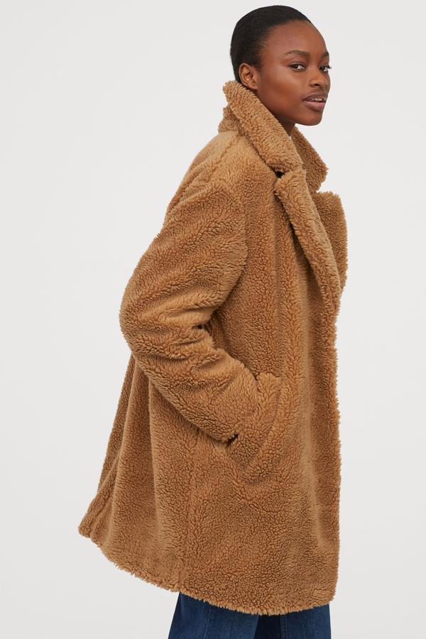 En H&M tienen este modelo de largo medio, en tono café con leche (69,99 euros).