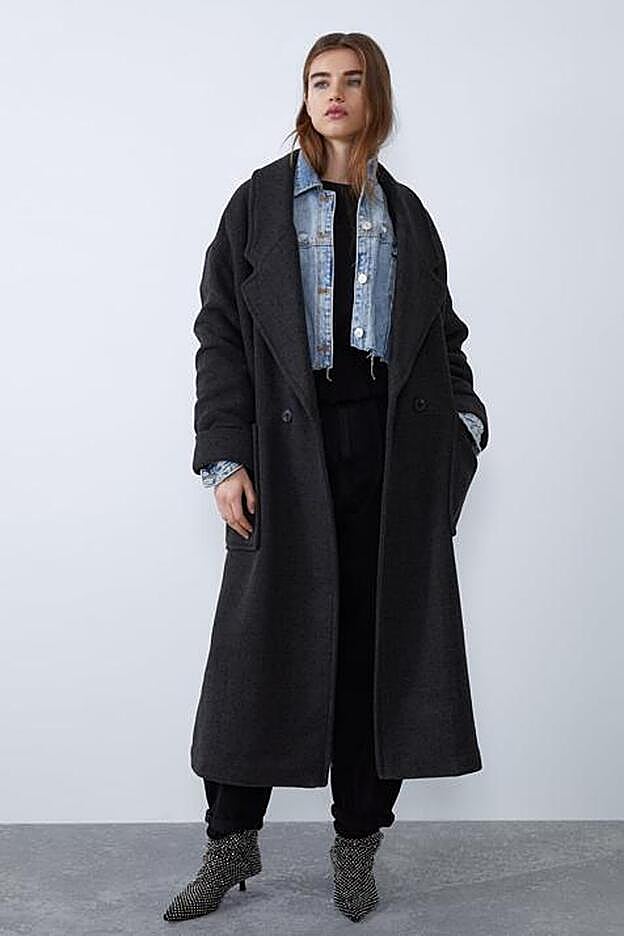 El abrigo que lleva Lovely Pepa es de Zara, pero de la temporada pasada. Este año, tienes uno parecido como este (75,95 euros)..