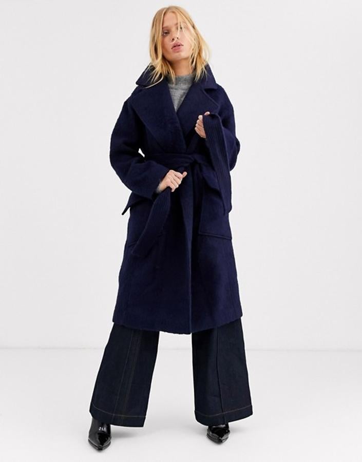 Abrigo tipo batín de lana azul marino de Asos (207.99 euros).