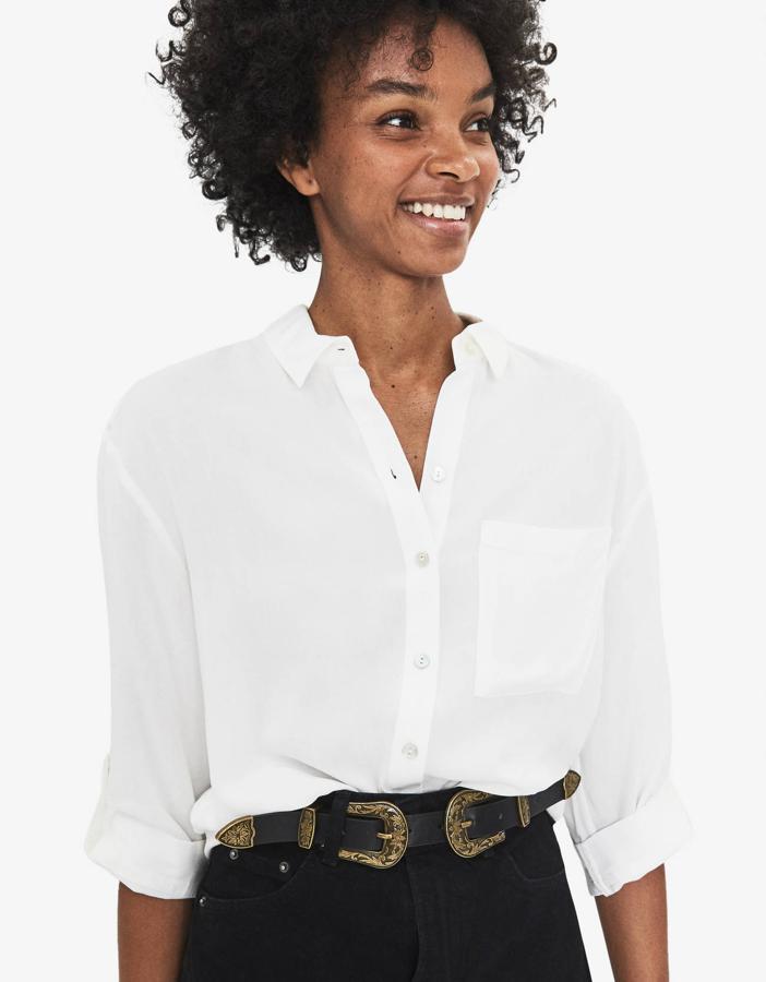 Con un único bolsillo frontal y manga rolled-up, este diseño solo está disponible ya en la talla L.