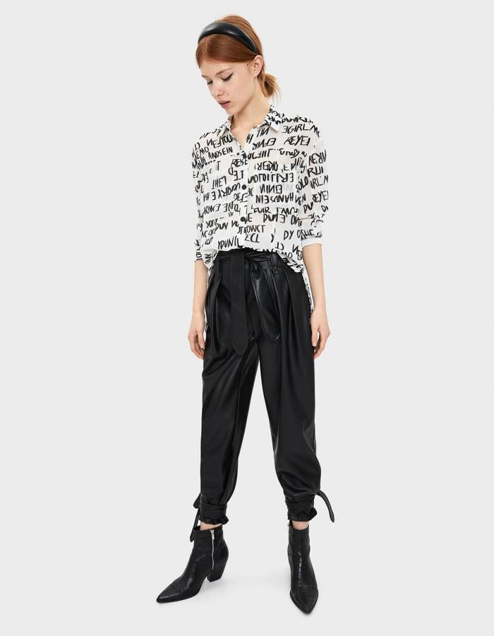 Nuestro diseño favorito se ha agotado en todas las tallas pero no perdemos la esperanza de que vuelva. Con letras estampadas desigualmente por toda la prenda, es un acompañante ideal para cualquier tipo de estilismo.