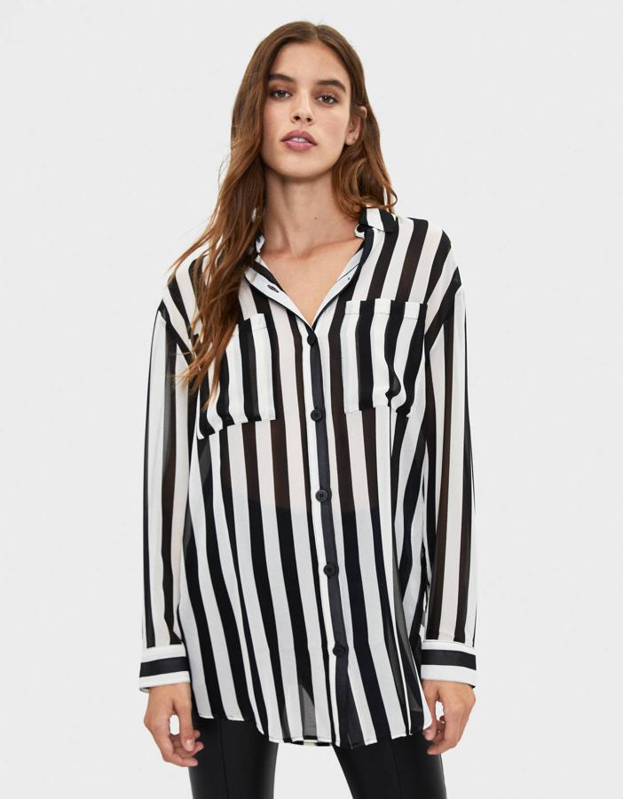 Las rayas anchas verticales nunca pierden su encanto, y Bershka la recupera en su versión más básica para los looks más desenfadados. A pesar de que es un diseño habitual de las últimas temporadas solo queda en XS y S.