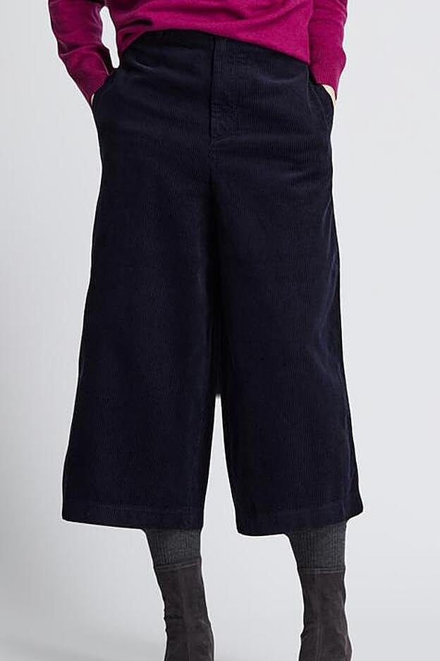 El color azul es el que más tallas tiene disponibles.