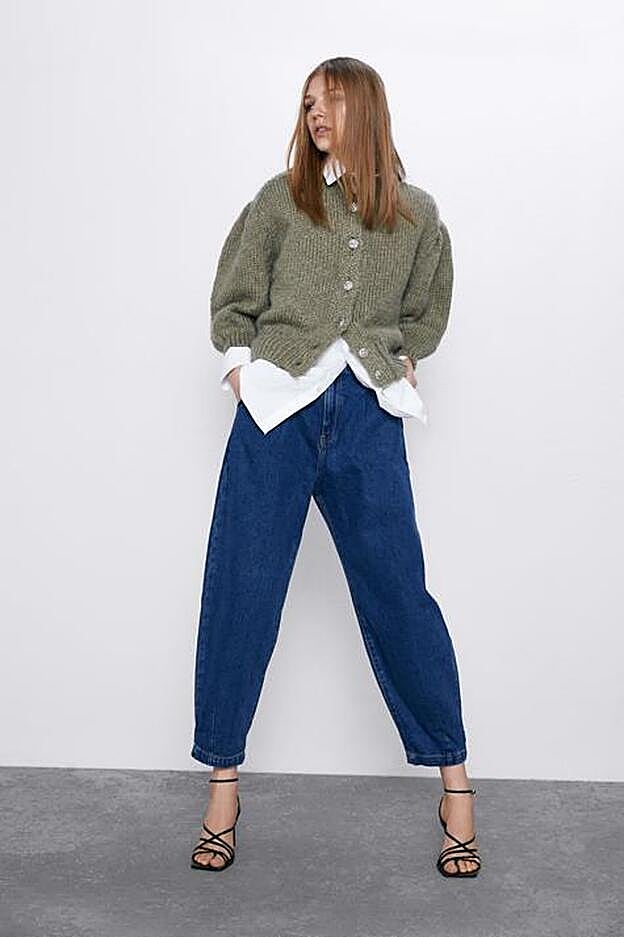 El bajo del pantalón ya es lo suficientemente estrecho, por lo que no es necesario recogerlo.