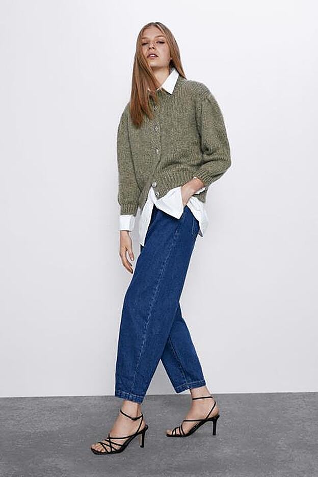 Los pantalones, como se ve en la imagen de su perfil, tienen una pernera muy holgada.