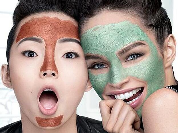 Una de las claves para que las mascarillas exfoliantes no se conviertan en un suplicio es extenderla bien.