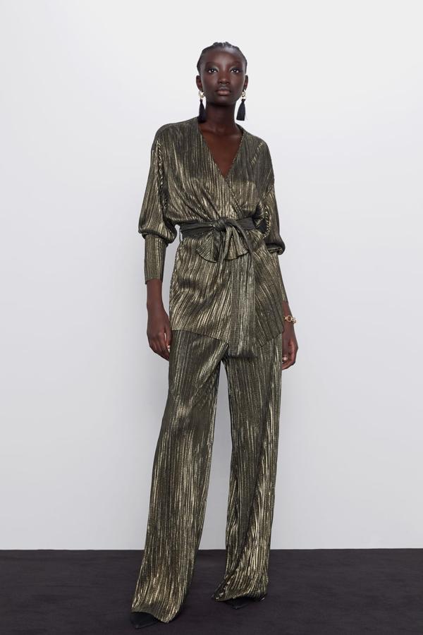 Pantalón de tiro alto con cintura elástica, confeccionado en un tejido plisado metalizado (29,95 euros).