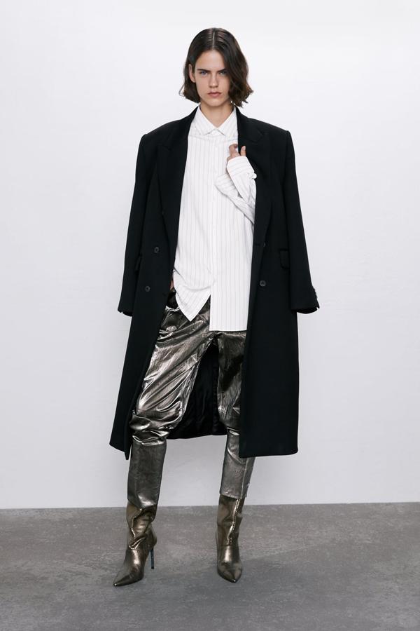 Pantalón de tiro alto, con bolsillos delanteros y falsos bolsillos de vivo en espalda. Lleva pinzas en el delantero (39,95 euros).