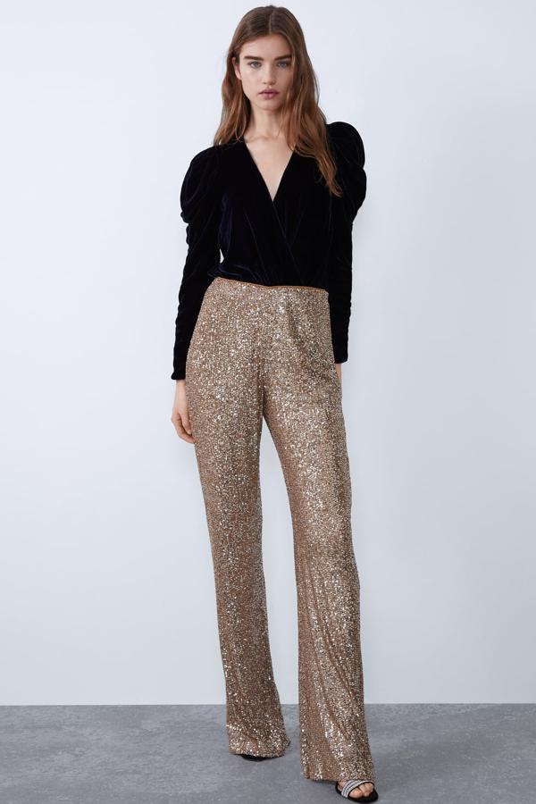 Pantalón de tiro alto y pernera ancha con cintura elástica y aplicación de lentejuelas. Va forrado y cierra en un lateral con cremallera (29,95 euros).