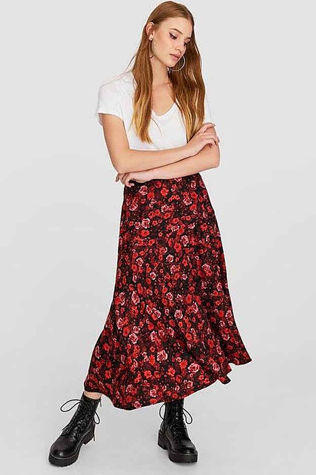 La falda que lleva Nagore Robles es de Stradivarius, cuesta solo 19,99, pero ya se está empezando a agotar en algunas tallas.