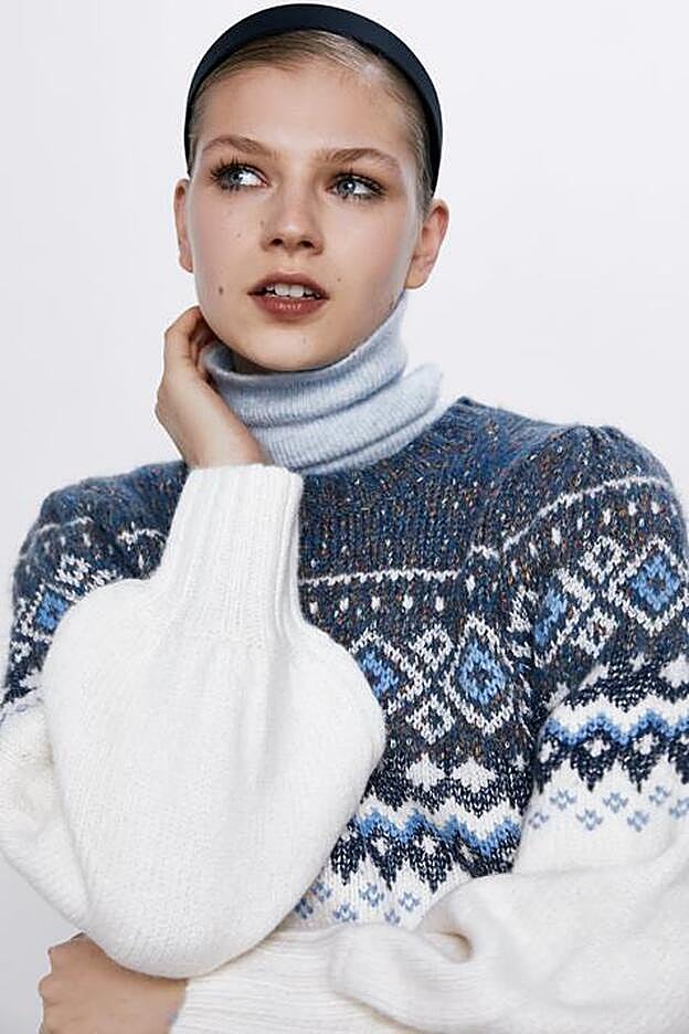 El jersey que lleva Paula Argüelles es este modelo de Zara con volumen en la manga y estampado de grecas. Cuesta 39,95 euros y está disponible ne las tallas S, M y L.